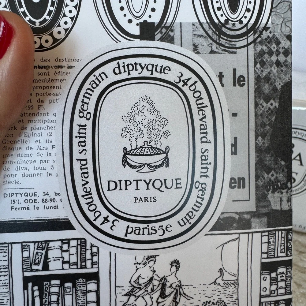 Diptyque Torsade Scented Candle and Gift Bag Set - Picture 5 of 15